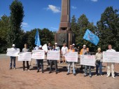 «Нет сокращению отпусков!»: пилоты вышли на протестный пикет